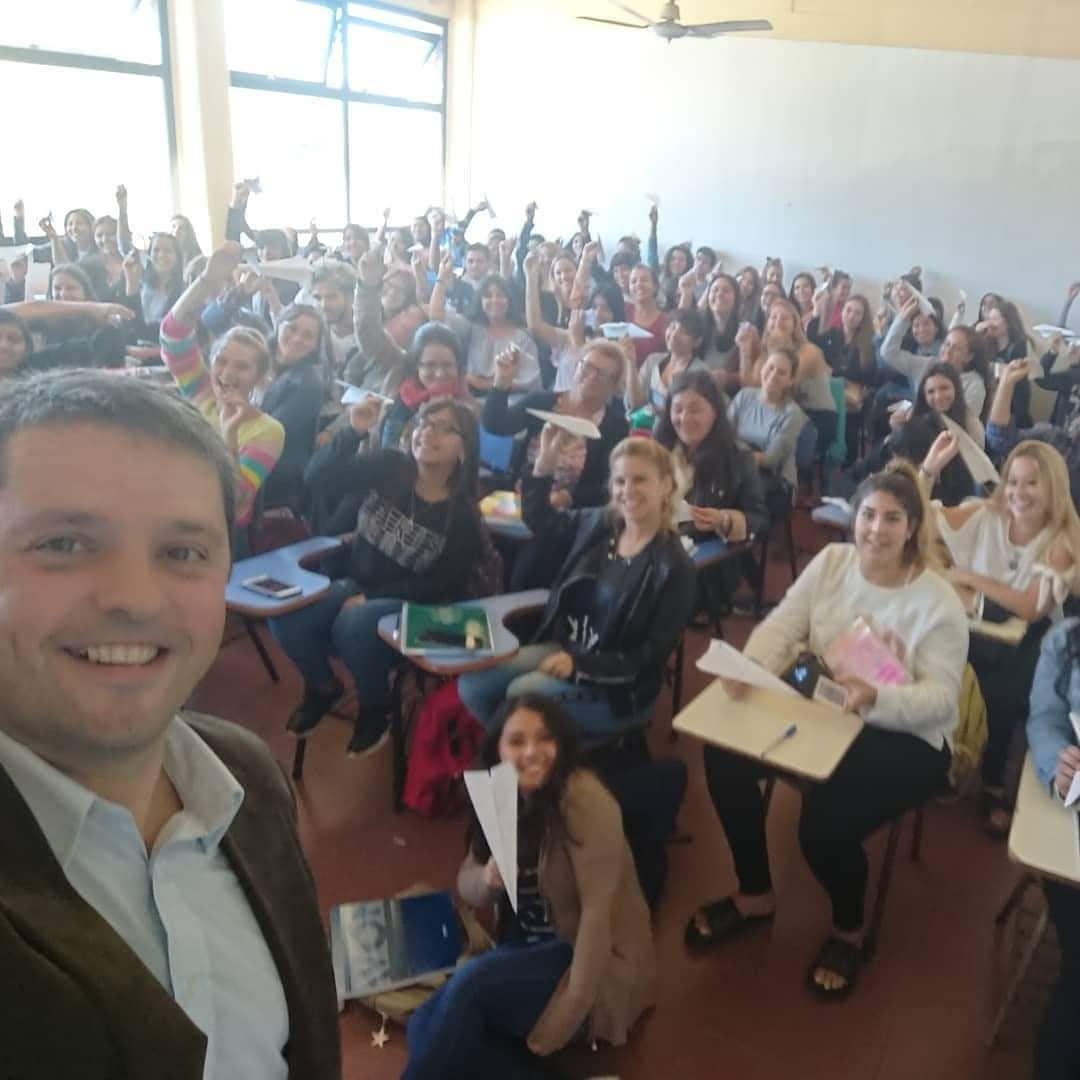 Gastón Sánchez y un aula numerosa participando de una actividad grupal