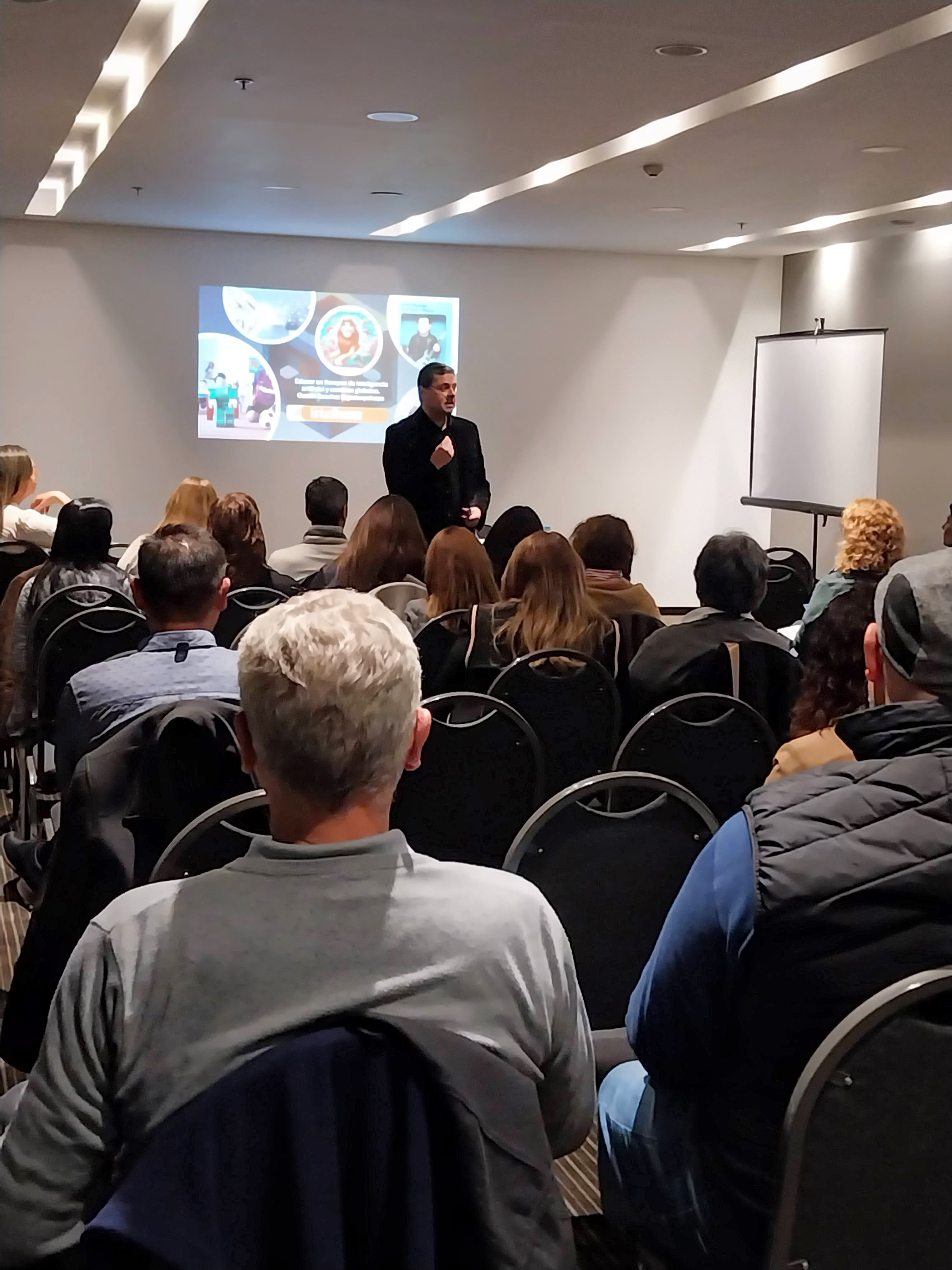 Gastón Sánchez exponiendo ante profesionales en una sala de capacitación