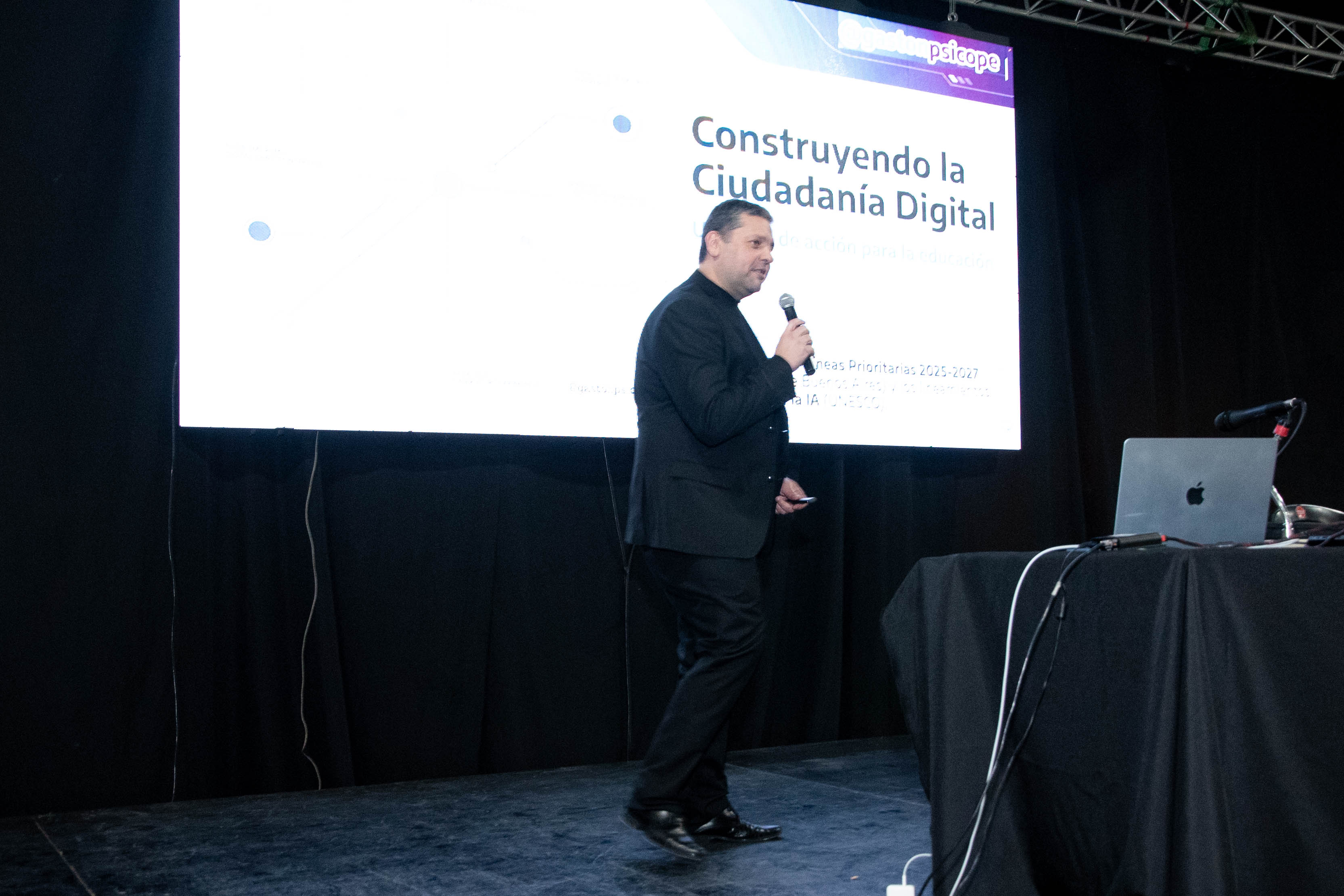 Gastón Sánchez disertando en un escenario sobre ciudadanía digital y educación