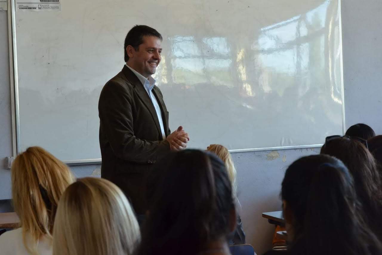 Gastón Sánchez dialogando con estudiantes en un aula