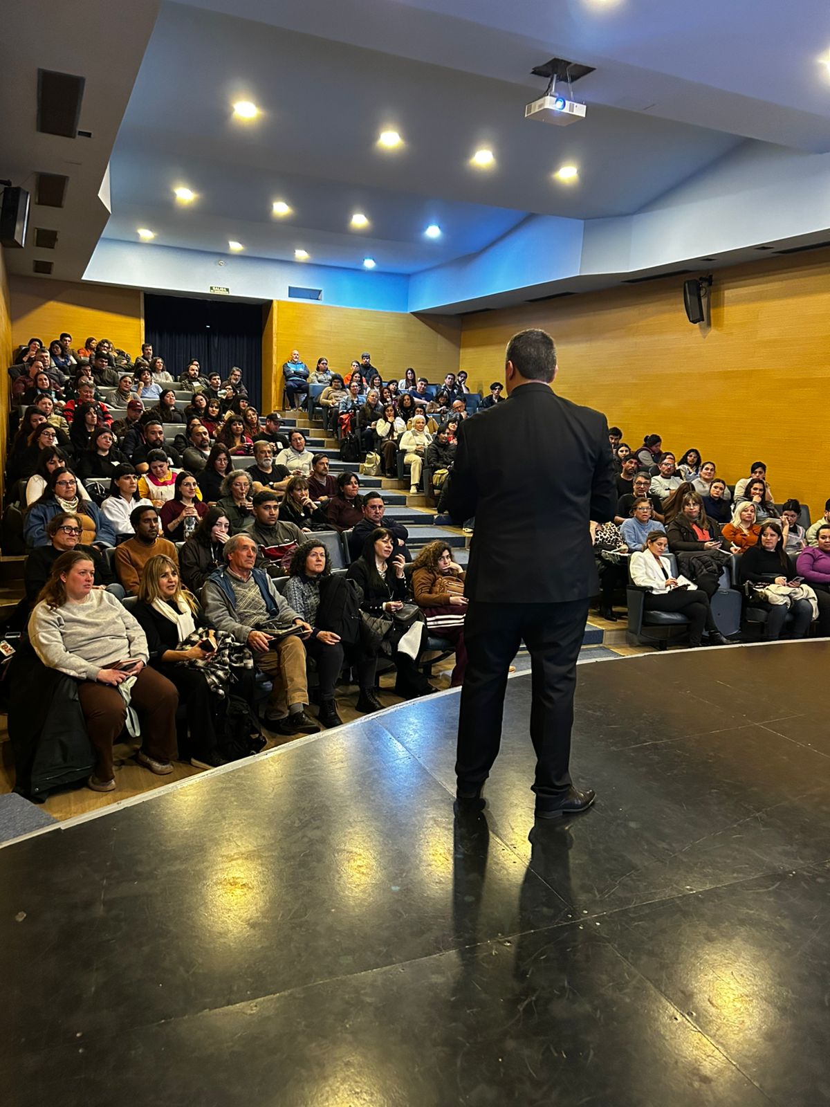 Vista desde el escenario de Gastón Sánchez dialogando con el público del Congreso de Educación de Almirante Brown