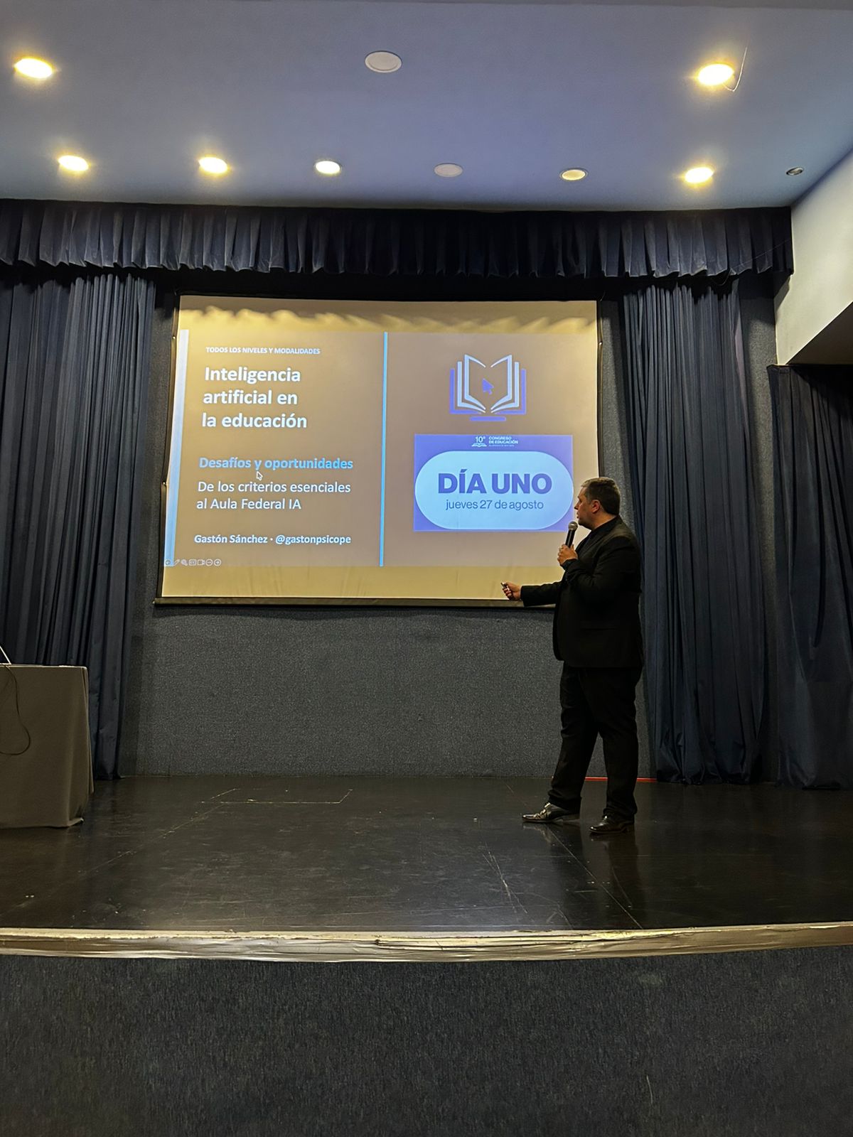 Gastón Sánchez presentando sobre inteligencia artificial en educación durante el décimo Congreso de Educación de Almirante Brown