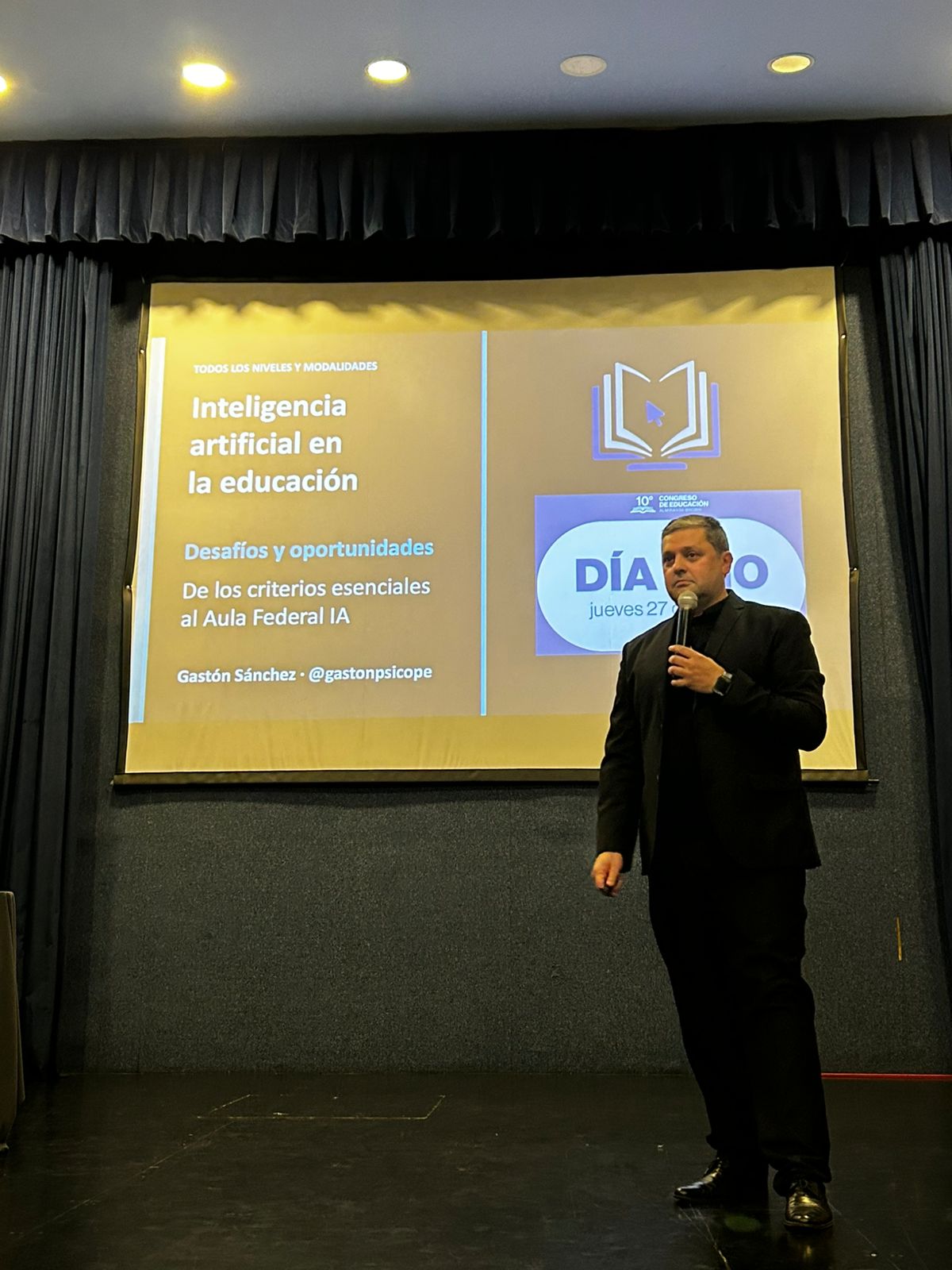 Gastón Sánchez desarrollando su ponencia sobre inteligencia artificial en la educación en el décimo Congreso de Educación de Almirante Brown