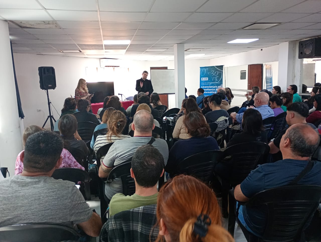 Público de un congreso de educación escuchando la exposición de Gastón Sánchez