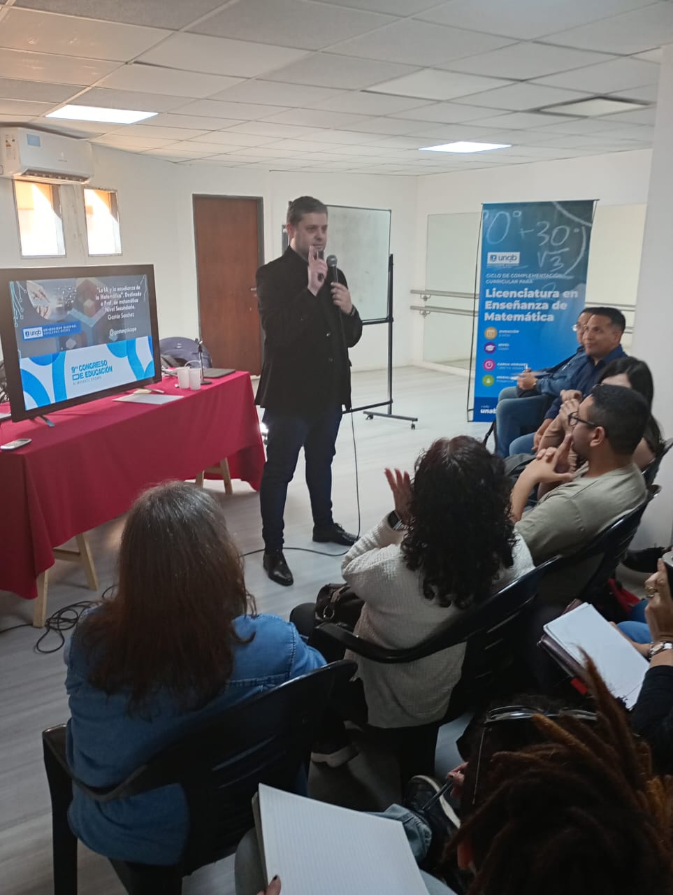 Gastón Sánchez coordinando un taller en un congreso de educación