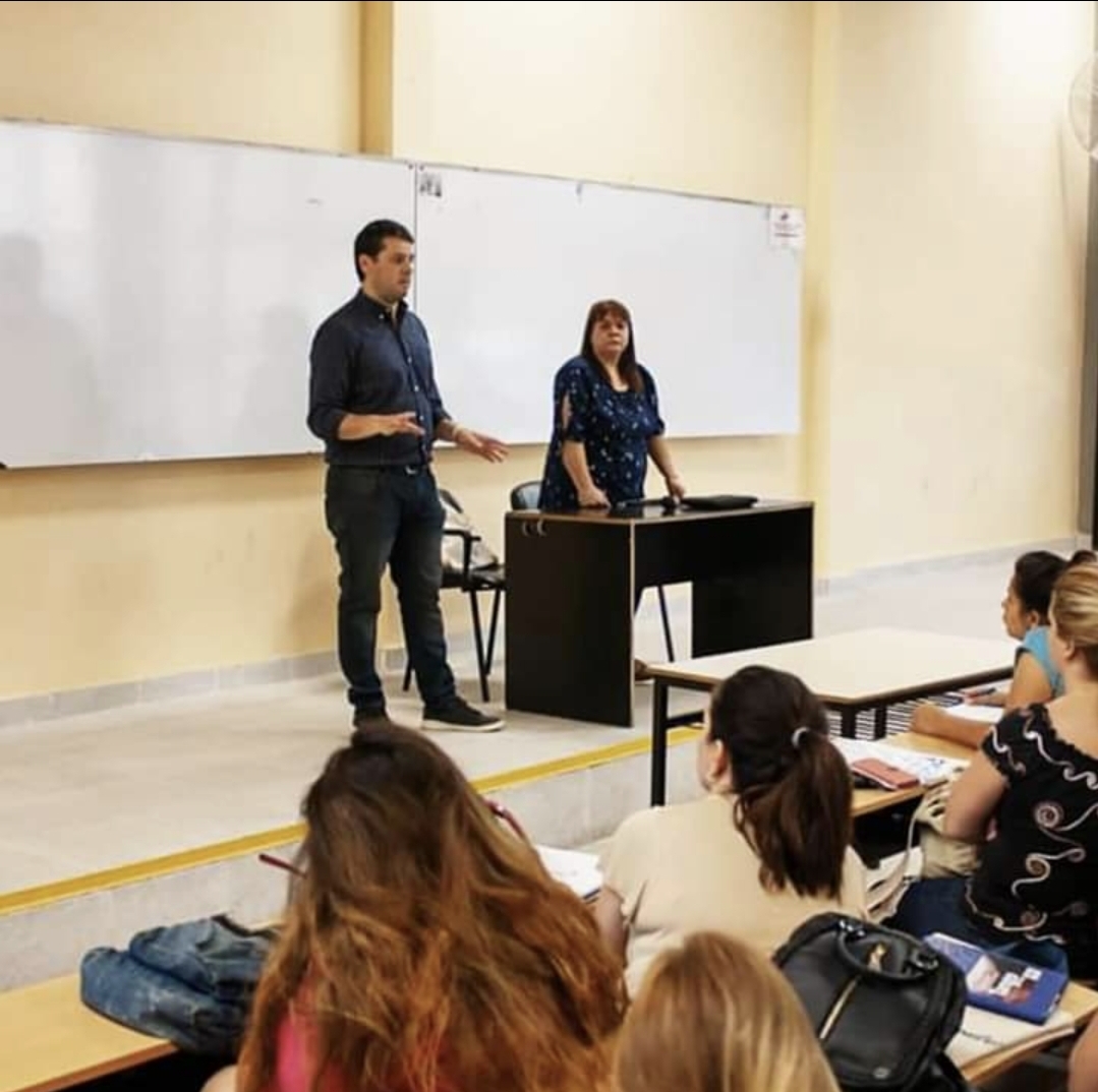 Gastón Sánchez presentando una propuesta de formación junto a una docente en un aula