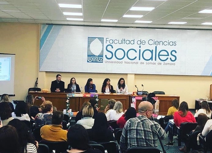 Panel académico con público en la Facultad de Ciencias Sociales de la Universidad Nacional de Lomas de Zamora