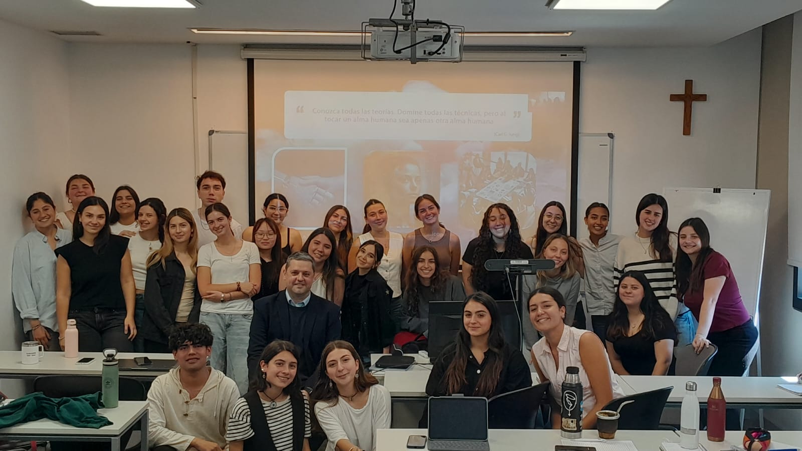 Gastón Sánchez junto a un grupo de estudiantes al finalizar una propuesta de formación superior