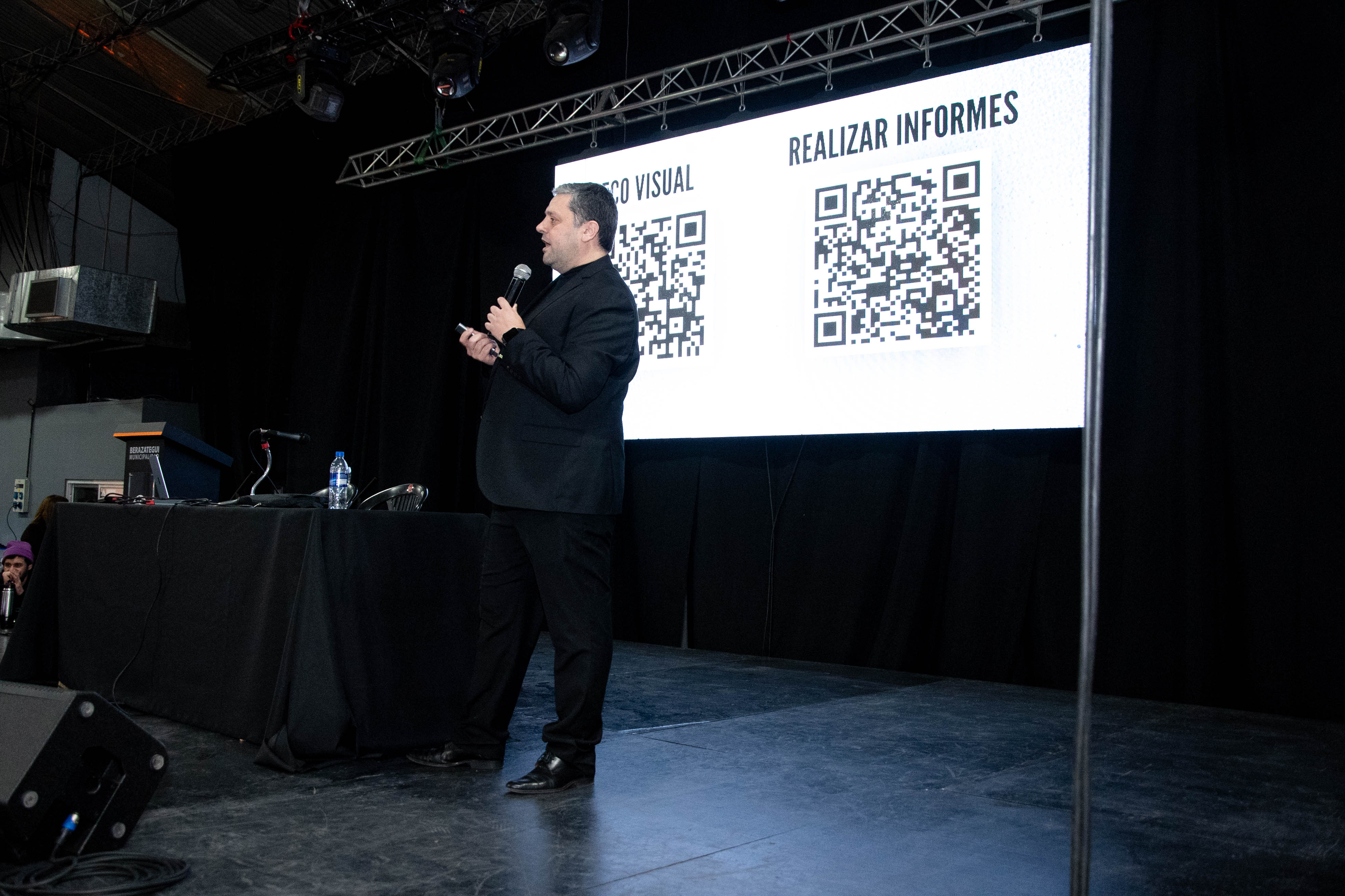Gastón Sánchez presentando herramientas digitales para profesionales desde un escenario