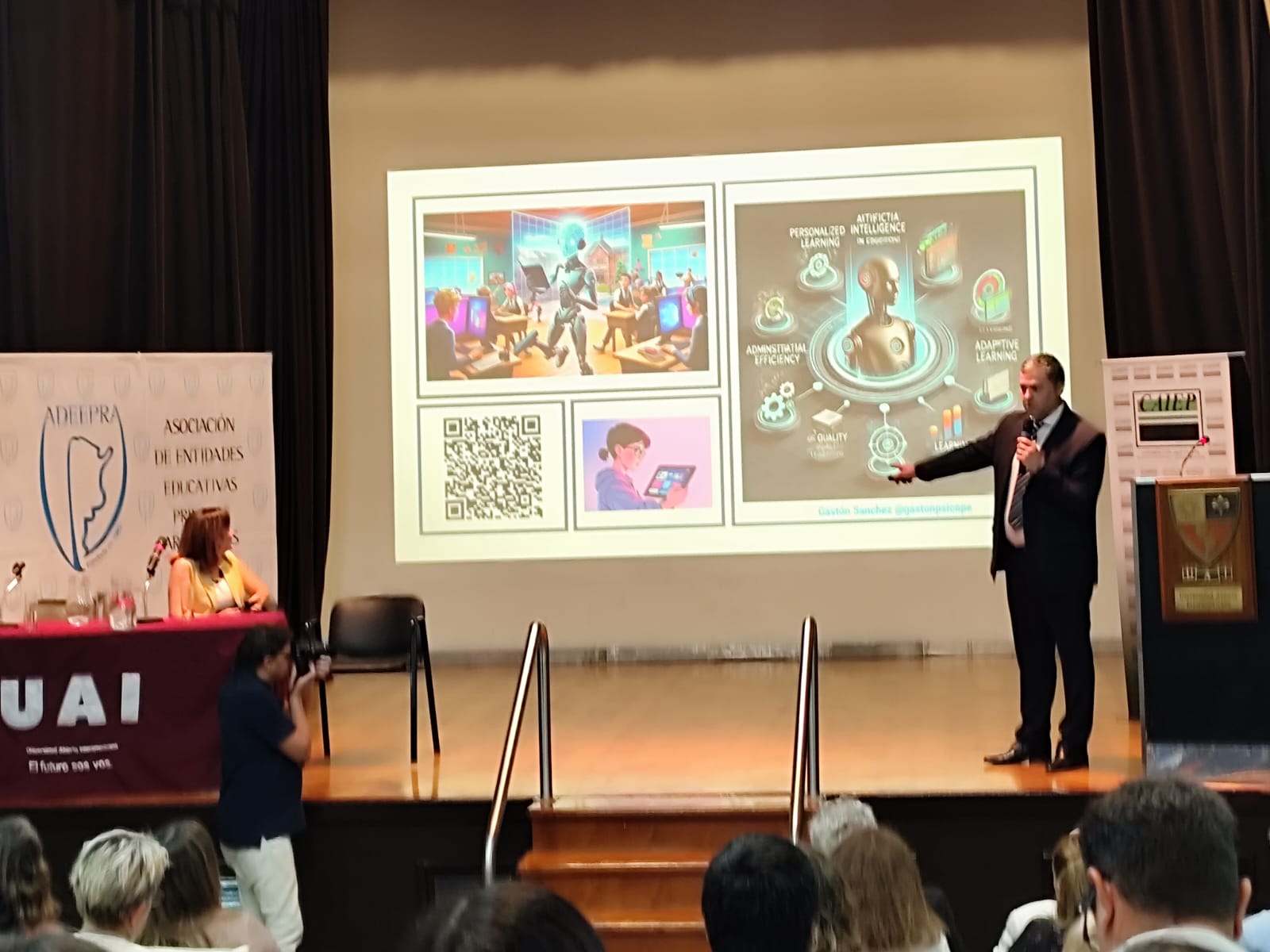 Gastón Sánchez presentando inteligencia artificial aplicada a la educación en un auditorio universitario