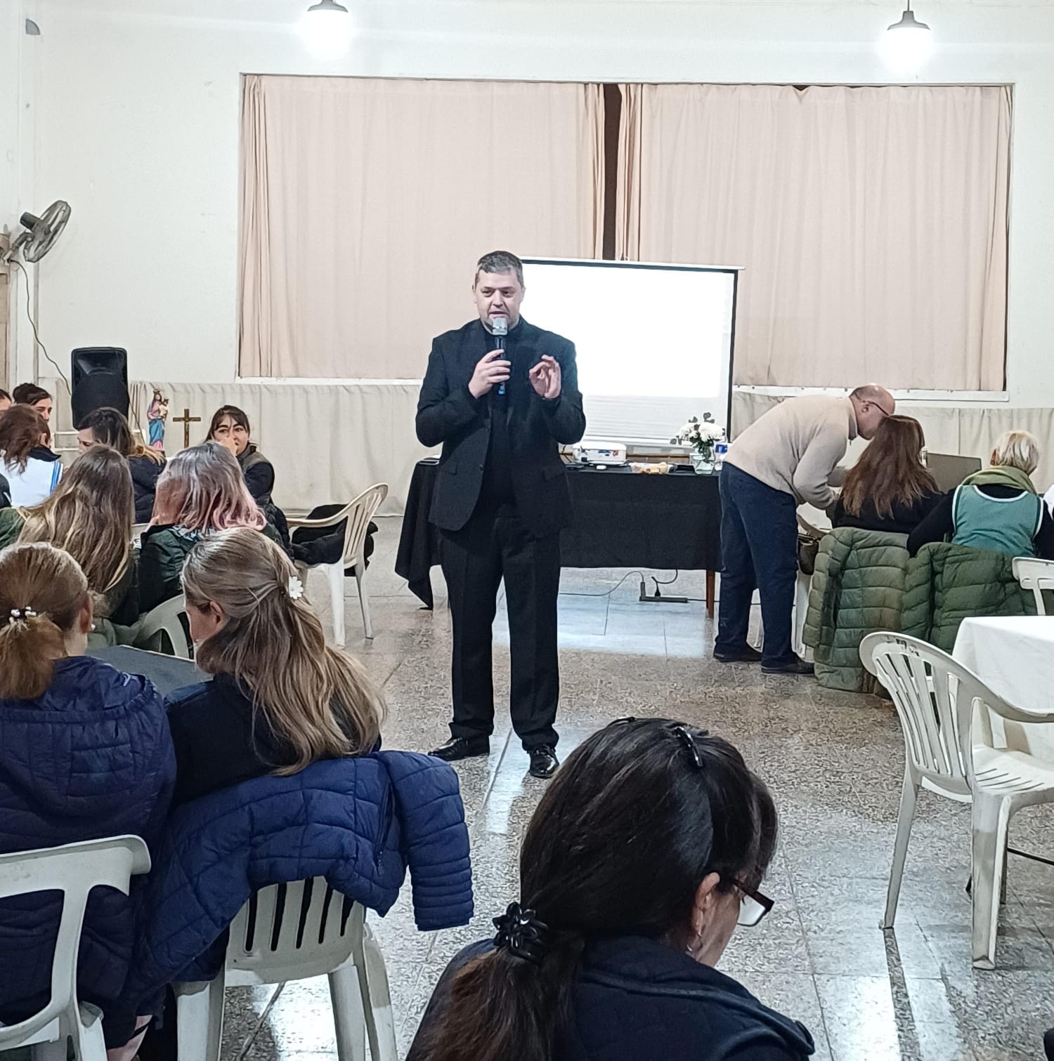 Gastón Sánchez hablando con participantes durante un taller docente